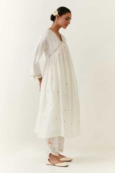 Buy_Anantaa By Roohi_Off White Silk, Chanderi Embroidery V-neck Floral Kurta And Palazzo Set 