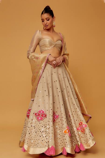 Shop Anita Kanwal Brown Banarasi Embellished Mukaish Sweetheart Neck Quilted Patchwork Lehenga Set at Aza Fashions Shop_Anita Kanwal_Brown Banarasi Embellished Mukaish Sweetheart Neck Quilted Patchwork Lehenga Set_at_Aza_Fashions