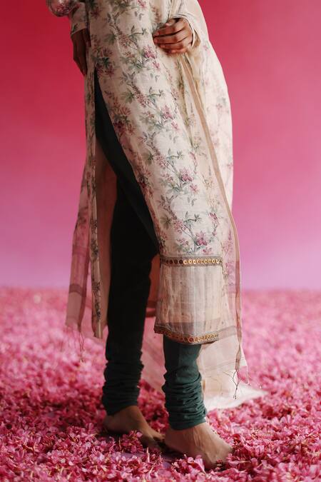 Taisha White Handloom Cotton Embroidery Aacho Dupatta at Aza Fashions Taisha_White Handloom Cotton Embroidery Aacho Dupatta _at_Aza_Fashions