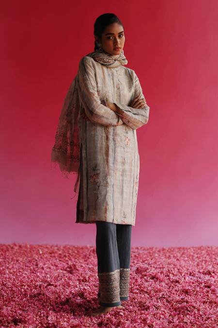 Taisha Cream Handloom Cotton Embroidery Bhuman Blossom Pattern Dupatta Online at Aza Fashions Taisha_Cream Handloom Cotton Embroidery Bhuman Blossom Pattern Dupatta _Online_at_Aza_Fashions