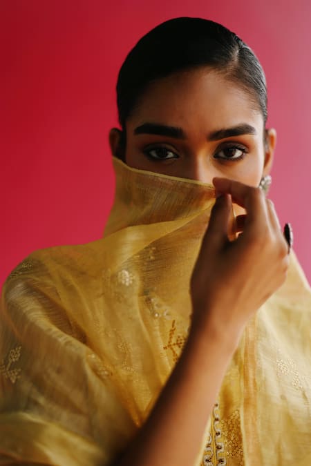 Buy_Taisha_Yellow Handloom Cotton Embroidery Sequin Floral Dupatta 