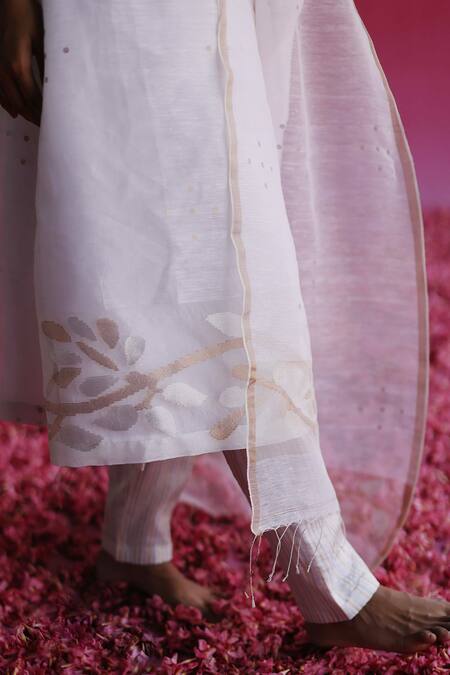 Taisha_White Weave Fabric Woven Palash Dupatta_Online_at_Aza_Fashions