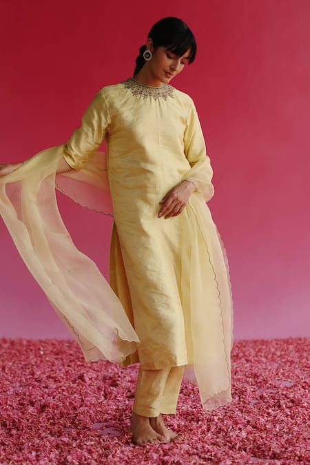 Taisha_Yellow Organza, Silk Woven Dupatta With Scalloped Edges _Online_at_Aza_Fashions