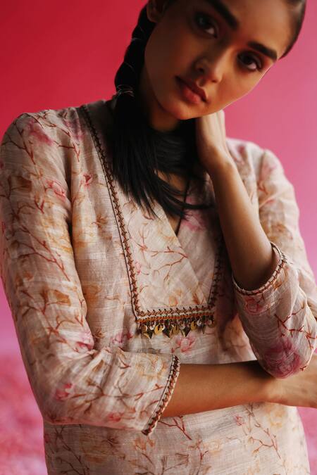 Taisha_Pink Linen, Silk Embroidery, Sequins V-neck Rose Pattern Kurta _at_Aza_Fashions
