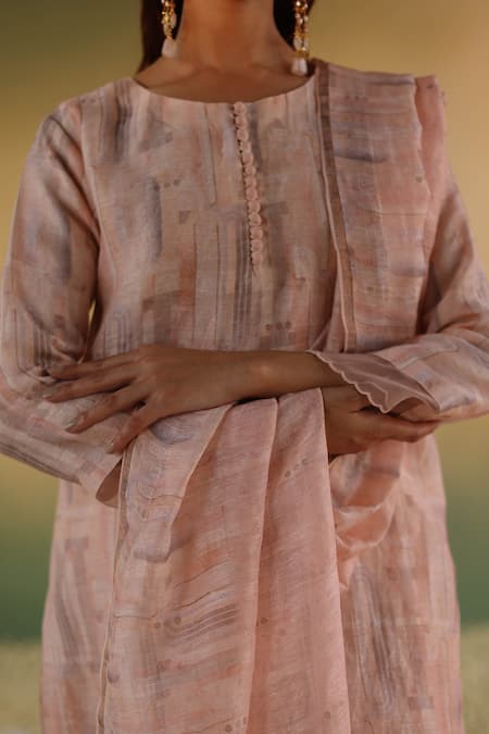 Taisha Pink Linen, , Handloom Tassels Sattva Geometric Woven Kurta Set at Aza Fashions Taisha_Pink Linen, , Handloom Tassels Sattva Geometric Woven Kurta Set _at_Aza_Fashions