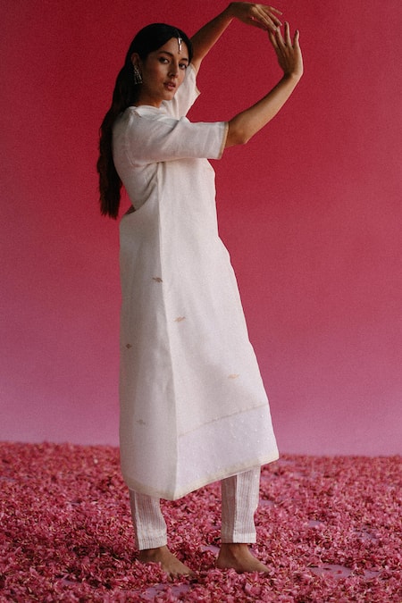 Taisha_Off White Linen, Tissue, Jacquard Embroidery V-neck Geometric Kurta Set _Online_at_Aza_Fashions