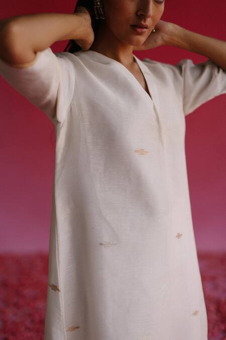 Shop_Taisha_Off White Linen, Tissue, Jacquard Embroidery V-neck Geometric Kurta Set _Online_at_Aza_Fashions