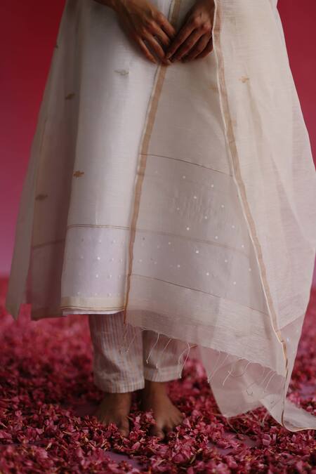 Taisha_Off White Linen, Tissue, Jacquard Embroidery V-neck Geometric Kurta Set _at_Aza_Fashions