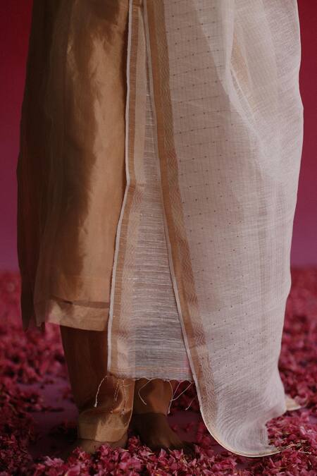 Buy_Taisha_Gold Silk, Linen V-neck V Woven Kurta Set 
