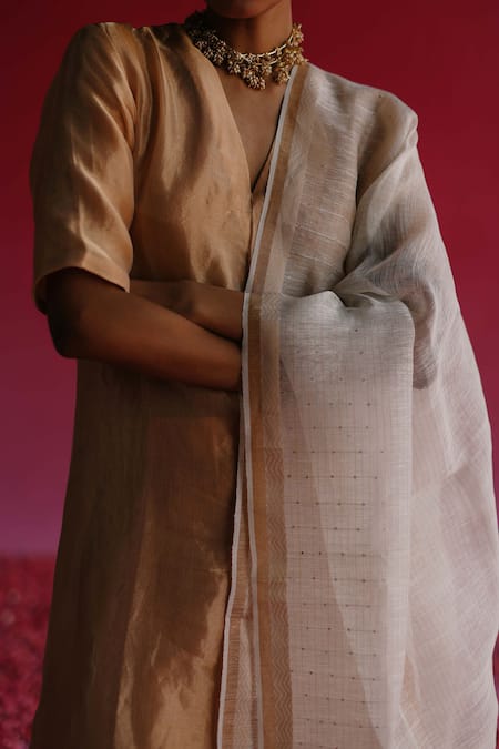 Buy Taisha Gold Silk, Tissue V-neck Sudha Pure Banarasi Kurta Online at Aza Fashions Buy_Taisha_Gold Silk, Tissue V-neck Sudha Pure Banarasi Kurta _Online_at_Aza_Fashions