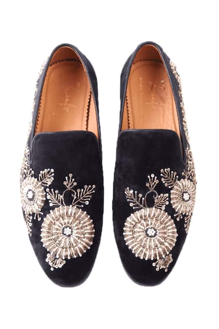 Shop Zufr Black Durraab Velvet Embroidered Mojiris at Aza Fashions Shop_Zufr_Black Durraab Velvet Embroidered Mojiris_at_Aza_Fashions