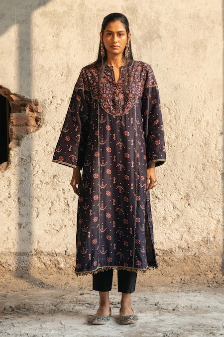 Kyross_Black Silk, Organza, Chanderi Sequins Split V-neck Printed Kurta Set _Online_at_Aza_Fashions