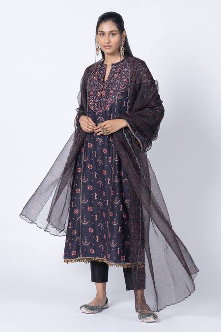 Kyross_Black Silk, Organza, Chanderi Sequins Split V-neck Printed Kurta Set _at_Aza_Fashions
