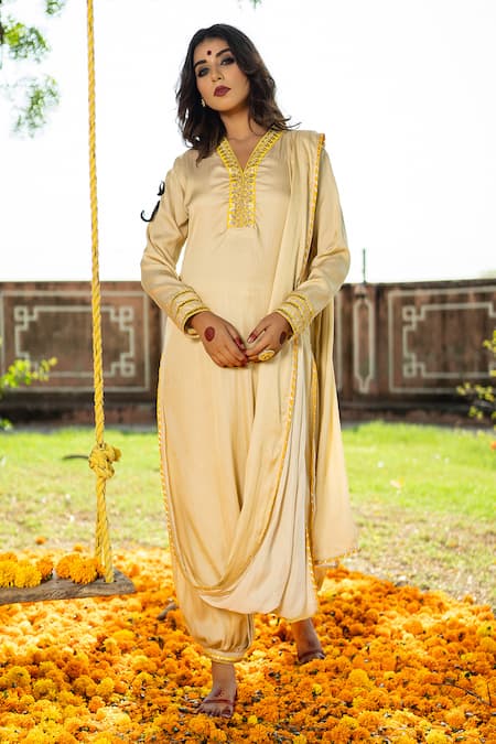 The Home Affair Ivory Crepe Gota Patti, Sequins, Embroidery V-neck Draped Marodi Work Kurta Set Online at Aza Fashions The Home Affair_Ivory Crepe Gota Patti, Sequins, Embroidery V-neck Draped Marodi Work Kurta Set _Online_at_Aza_Fashions