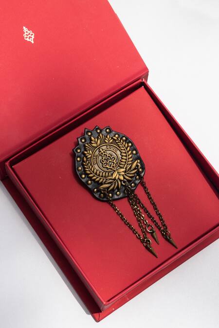 S&N By Shantnu Nikhil Black Metallic Thread, Chains Crest Carved Work Brooch
