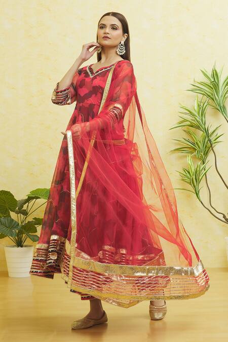 Samyukta Singhania_Red Organza Gota Patti Split V-neck Abstract Print Anarkali Set _at_Aza_Fashions