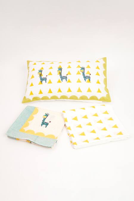 Masaya_Green Hypoallergenic Cotton Hand My Best Friend Gira The Bedsheet Set_Online_at_Aza_Fashions