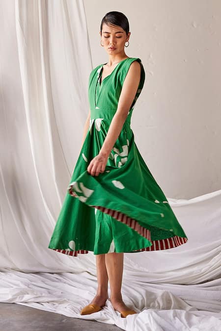 Buy Kharakapas Green Cotton V-neck Chirping Birds Printed Dress Online at Aza Fashions Buy_Kharakapas_Green Cotton V-neck Chirping Birds Printed Dress _Online_at_Aza_Fashions