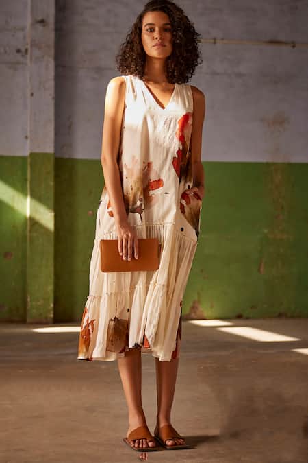 Buy Kharakapas Off White Cotton V-neck Shikanji Art Print Dress Online at Aza Fashions Buy_Kharakapas_Off White Cotton V-neck Shikanji Art Print Dress _Online_at_Aza_Fashions