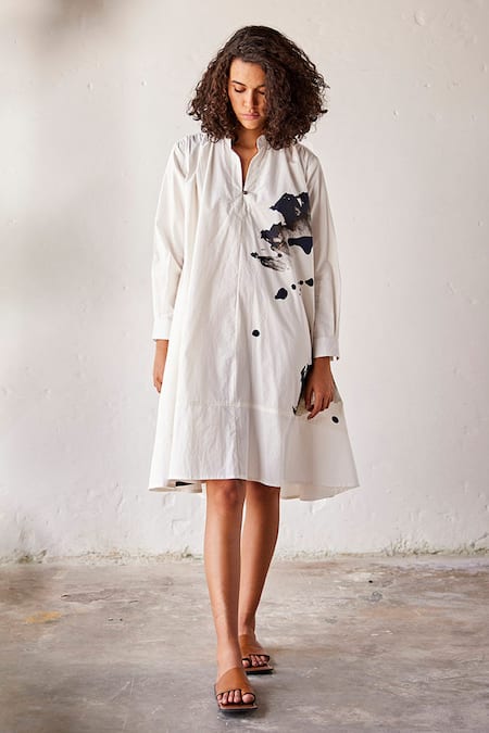 Buy_Kharakapas_White Poplin Mandarin Collar Abstract Print Dress _Online_at_Aza_Fashions