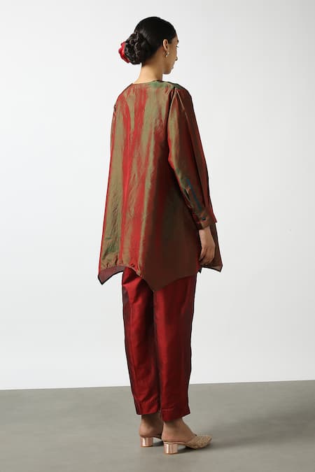 Shop Latha Puttanna Maroon Two Tone Silk Hand Embroidered Thread Work Notched Dual Phiran Tunic at Aza Fashions Shop_Latha Puttanna_Maroon Two Tone Silk Hand Embroidered Thread Work Notched Dual Phiran Tunic _at_Aza_Fashions