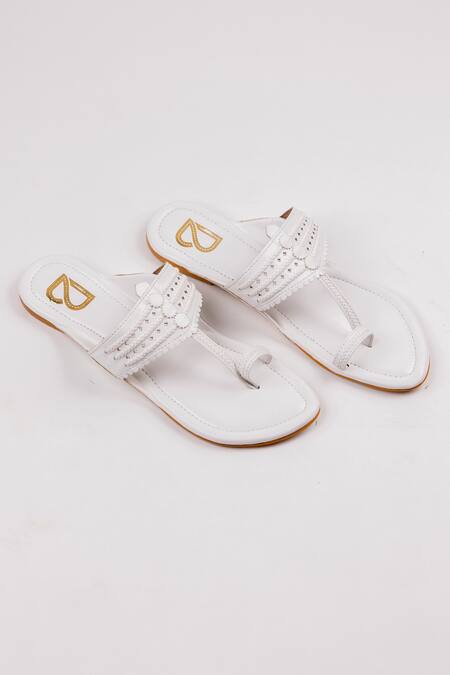 Label Deepti Bajaj White Braided Pattern Plain Strap Kolhapuris Online at Aza Fashions Label Deepti Bajaj_White Braided Pattern Plain Strap Kolhapuris _Online_at_Aza_Fashions