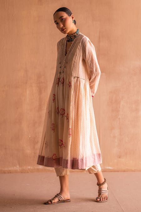 Swatti Kapoor White 40gm Chanderi Printed And Hand Embroidered Floral Gauri Block Online at Aza Fashions Swatti Kapoor_White 40gm Chanderi Printed And Hand Embroidered Floral Gauri Block _Online_at_Aza_Fashions