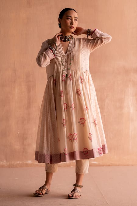 Buy Swatti Kapoor White 40gm Chanderi Printed And Hand Embroidered Floral Gauri Block Online at Aza Fashions Buy_Swatti Kapoor_White 40gm Chanderi Printed And Hand Embroidered Floral Gauri Block _Online_at_Aza_Fashions