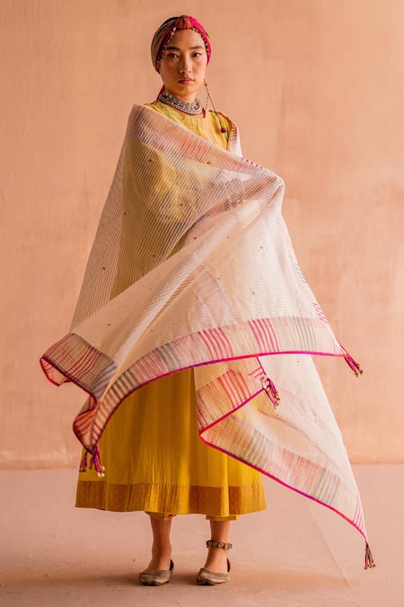 Swatti Kapoor White Chanderi, Silk Organza Tassels Madan Handwoven Embroidered Dupatta at Aza Fashions Swatti Kapoor_White Chanderi, Silk Organza Tassels Madan Handwoven Embroidered Dupatta _at_Aza_Fashions