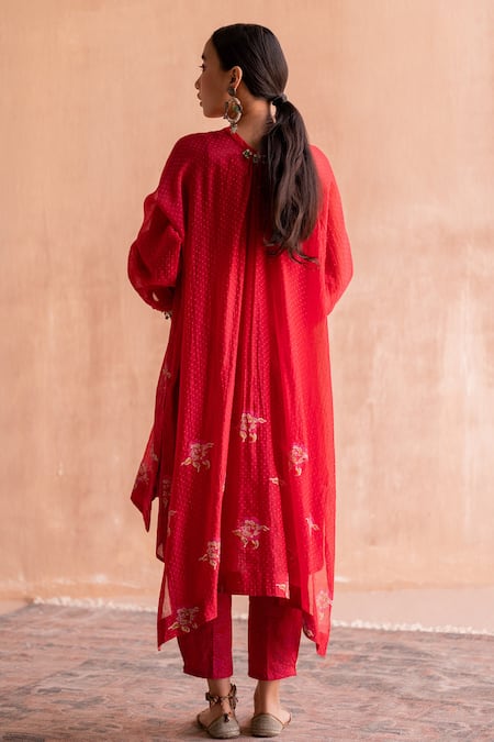 Shop Swatti Kapoor Red Chanderi Beads Bandeau Neck Floral Embroidered Kurta With Slip at Aza Fashions Shop_Swatti Kapoor_Red Chanderi Beads Bandeau Neck Floral Embroidered Kurta With Slip _at_Aza_Fashions