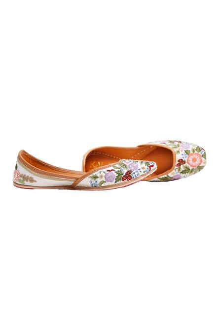 Kala Ehsaas Floral Thread Embroidered Juttis 