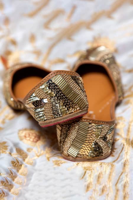 Buy_Kala_Gold Fearless Spark Embroidered Juttis _Online_at_Aza_Fashions