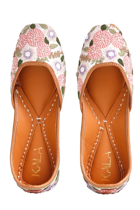 Kala Mahek Floral Thread Embroidered Juttis 