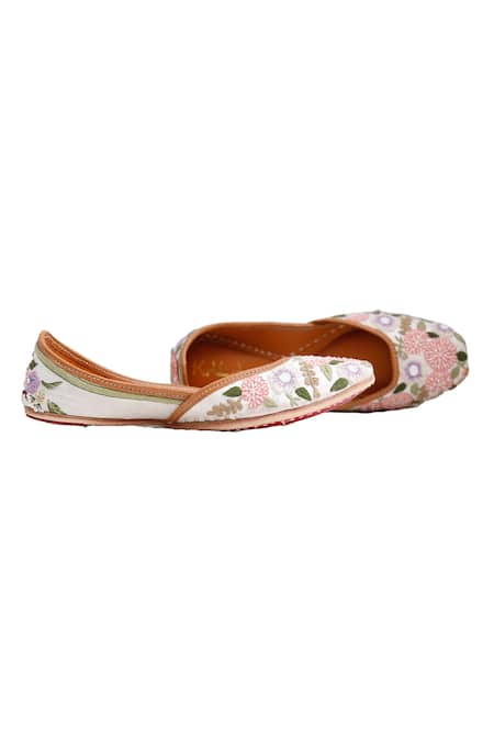 Kala Mahek Floral Thread Embroidered Juttis 