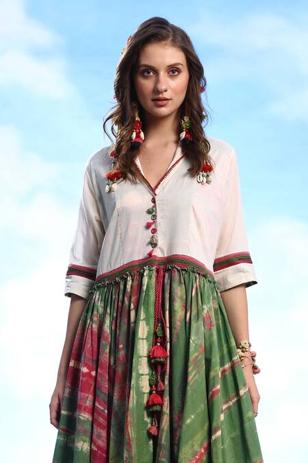 Capisvirleo Green Cotton V-neck Bebinn Tie-dye Print Tunic And Short Pant Set at Aza Fashions Capisvirleo_Green Cotton V-neck Bebinn Tie-dye Print Tunic And Short Pant Set _at_Aza_Fashions