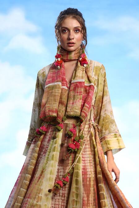 CAPISVIRLEO_Ivory Handloom Cotton V-neck Ilona Tie-dye Print Angrakha Tunic Set _at_Aza_Fashions