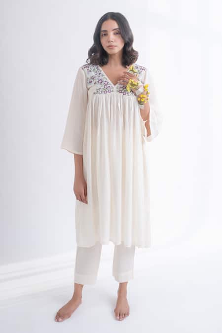 Avaasya Jaipur_Ivory Muslin, Cotton Embroidery Split V-neck Kurta Pant Set _Online_at_Aza_Fashions