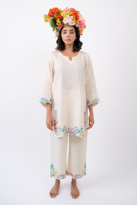 Avaasya Jaipur_Ivory Linen Embroidery Round Neck Floral Kurta And Pant Set _Online_at_Aza_Fashions