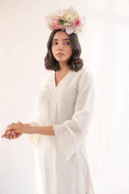 Avaasya Jaipur_Ivory Silk Embroidery V-neck Cut-work Kurta And Pant Set _at_Aza_Fashions