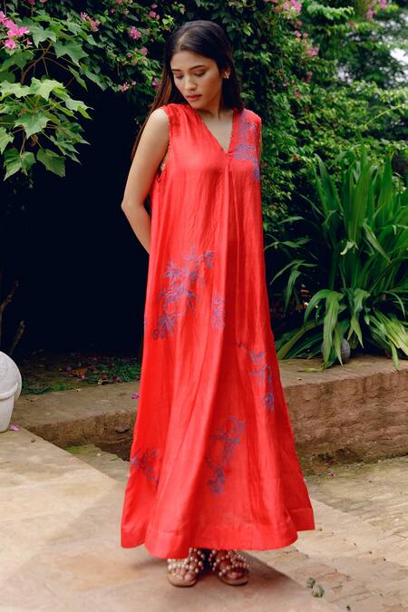 Kavya Singh Kundu_Red Silk Beads V-neck Faye Handwoven Mulberry Dress _Online_at_Aza_Fashions