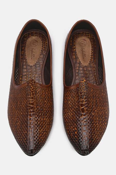 Shop_Lafattio_Brown Pointed Toe Textured Juttis _at_Aza_Fashions