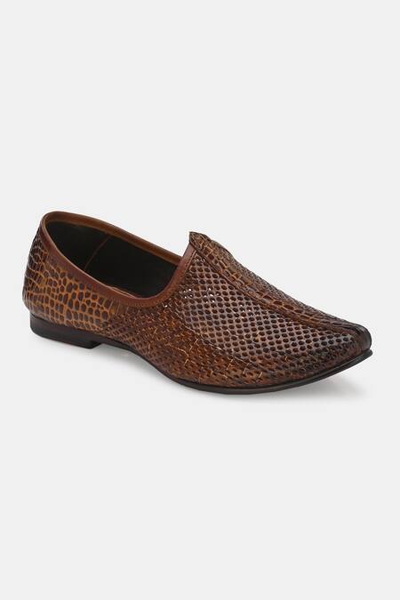 Lafattio_Brown Pointed Toe Textured Juttis _Online_at_Aza_Fashions