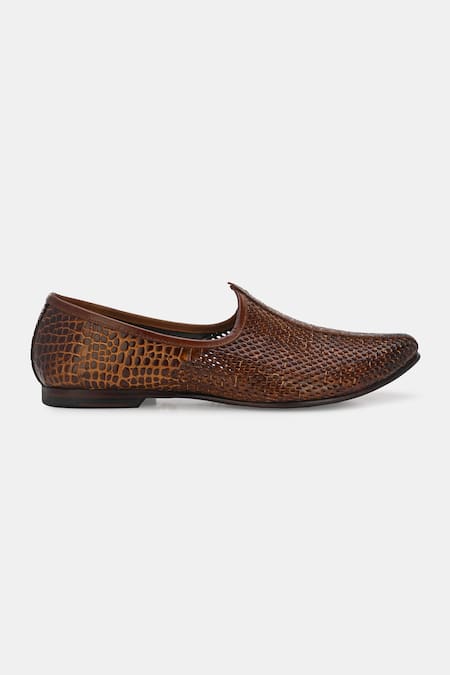 Buy_Lafattio_Brown Pointed Toe Textured Juttis _Online_at_Aza_Fashions