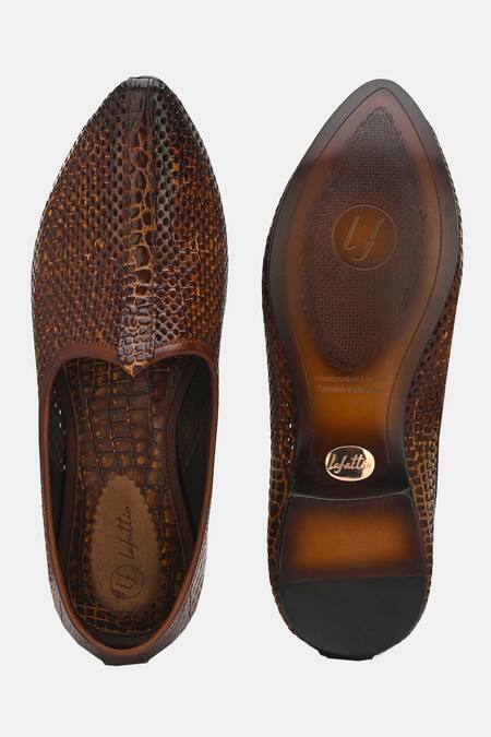Shop_Lafattio_Brown Pointed Toe Textured Juttis _Online_at_Aza_Fashions