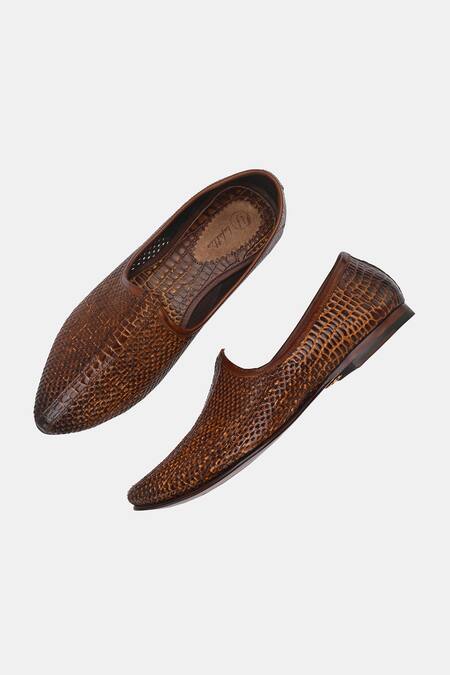 Lafattio_Brown Pointed Toe Textured Juttis _at_Aza_Fashions