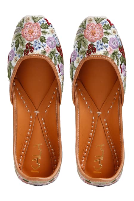 Kala Ehsaas Floral Thread Embroidered Juttis 