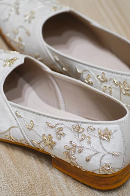 Shop Shradha Hedau Footwear Couture White Rustom Threadwork Floral Mojiris at Aza Fashions Shop_Shradha Hedau Footwear Couture_White Rustom Threadwork Floral Mojiris _at_Aza_Fashions