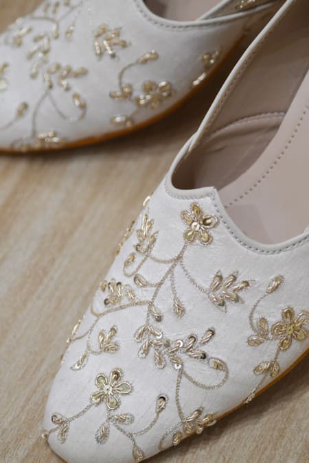 Shradha Hedau Footwear Couture White Rustom Threadwork Floral Mojiris Online at Aza Fashions Shradha Hedau Footwear Couture_White Rustom Threadwork Floral Mojiris _Online_at_Aza_Fashions