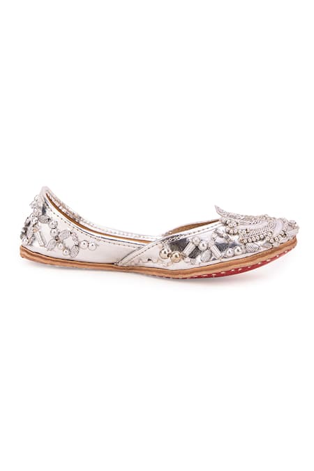 Buy_5elements_Silver Metallic Floral Embroidered Juttis _Online_at_Aza_Fashions