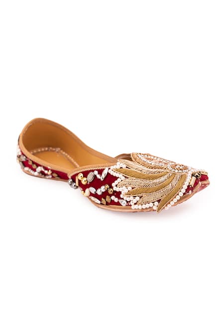 5Elements Velvet Cutwork Floral Embroidered Juttis 